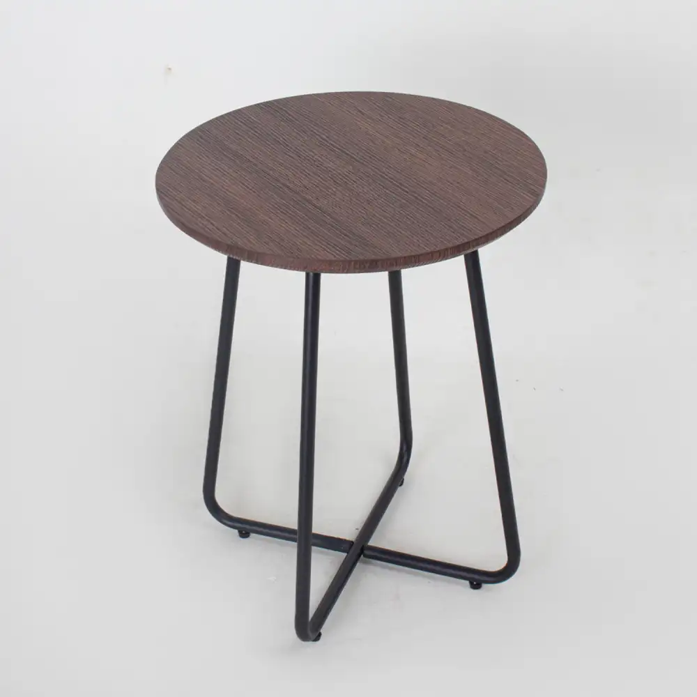 طاولة بسطح خشبي وأرجل حديدية مميزة