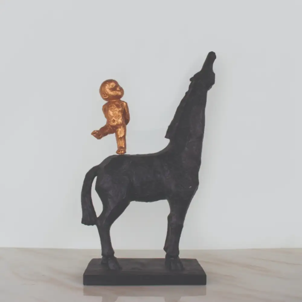 مجسم حصان أسود