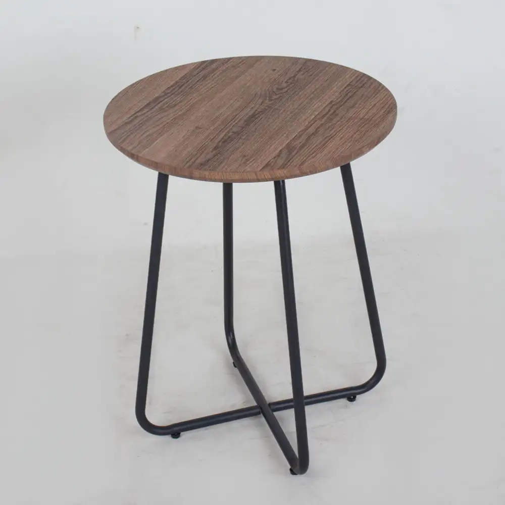 طاولة بسطح خشبي وأرجل حديدية مميزة